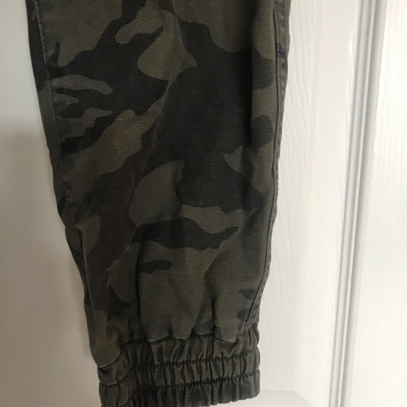 Aritzia Alix TNA camouflage joggers - Picture 4 of 6